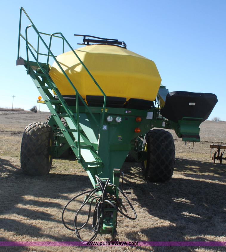 image for item F3460 2004 John Deere 1890 air seeder with 1910 cart