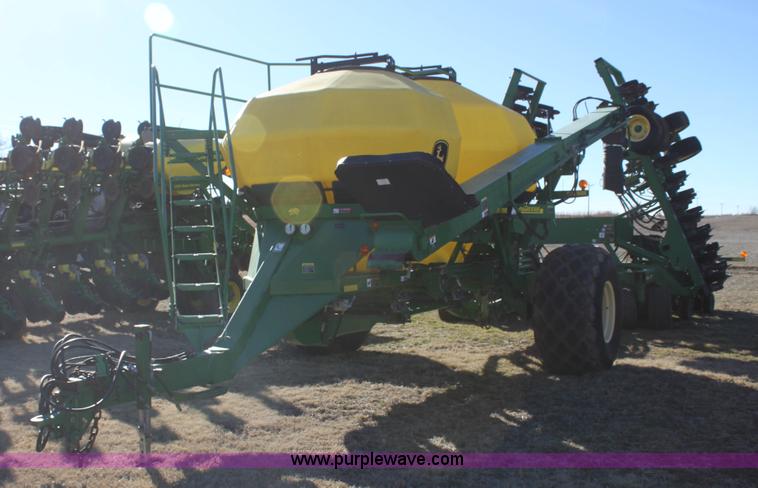 image for item F3460 2004 John Deere 1890 air seeder with 1910 cart