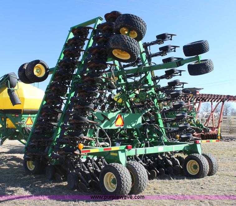 image for item F3460 2004 John Deere 1890 air seeder with 1910 cart