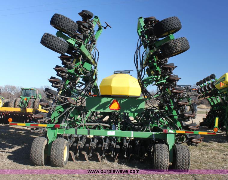 image for item F3460 2004 John Deere 1890 air seeder with 1910 cart