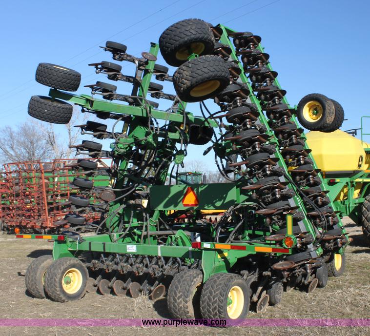 image for item F3460 2004 John Deere 1890 air seeder with 1910 cart
