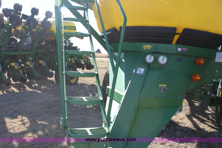 image for item F3460 2004 John Deere 1890 air seeder with 1910 cart