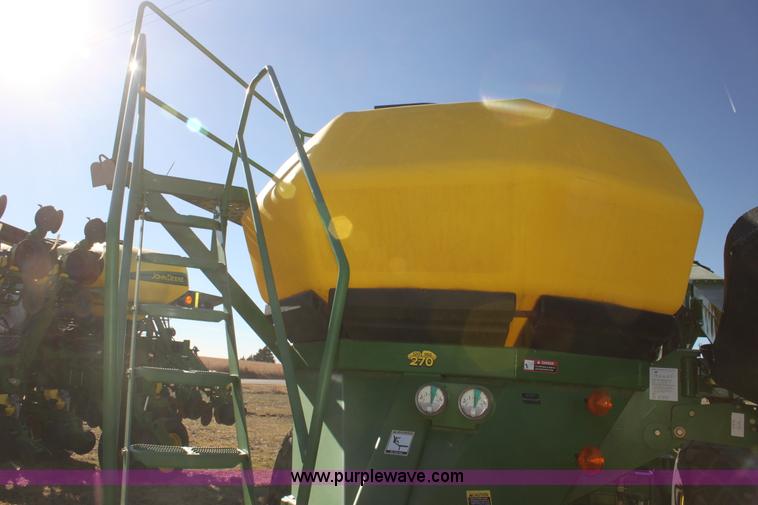 image for item F3460 2004 John Deere 1890 air seeder with 1910 cart