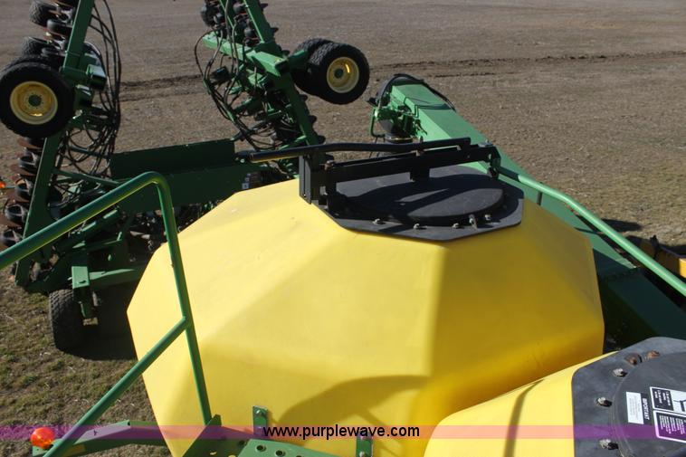 image for item F3460 2004 John Deere 1890 air seeder with 1910 cart