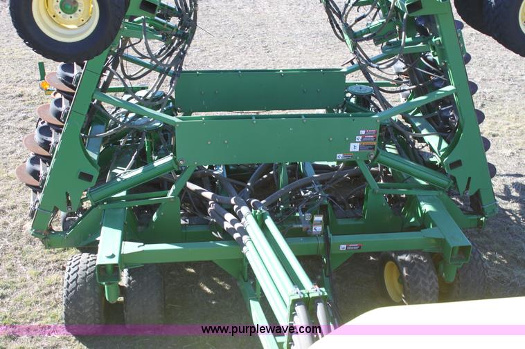 image for item F3460 2004 John Deere 1890 air seeder with 1910 cart