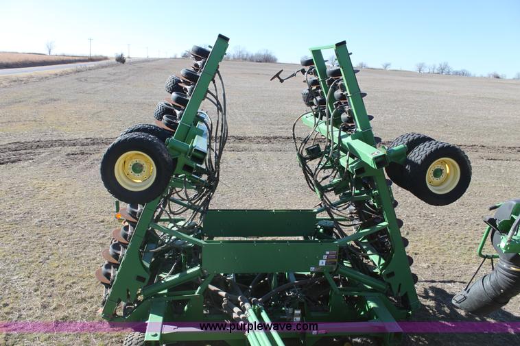 image for item F3460 2004 John Deere 1890 air seeder with 1910 cart