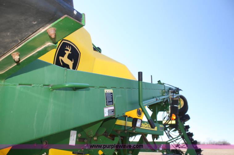 image for item F3460 2004 John Deere 1890 air seeder with 1910 cart