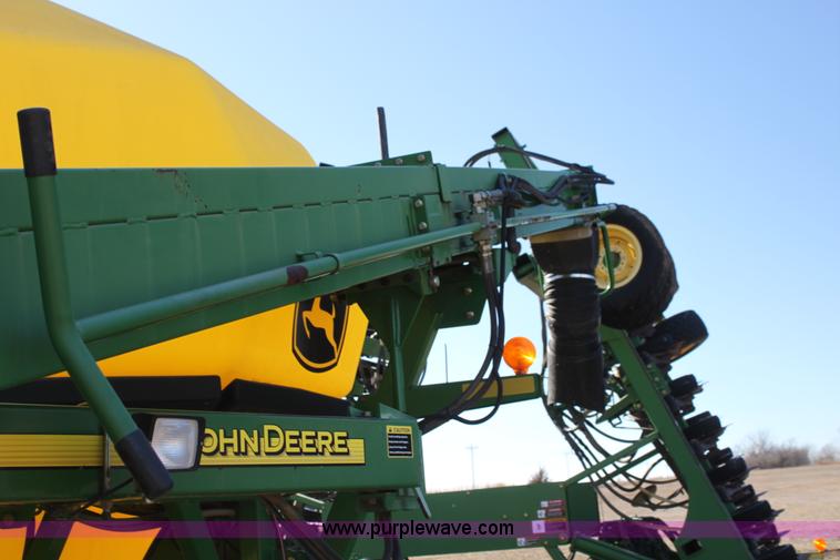 image for item F3460 2004 John Deere 1890 air seeder with 1910 cart