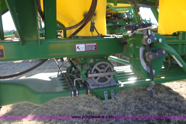 image for item F3460 2004 John Deere 1890 air seeder with 1910 cart