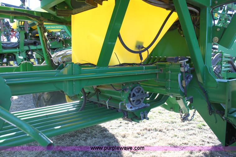 image for item F3460 2004 John Deere 1890 air seeder with 1910 cart