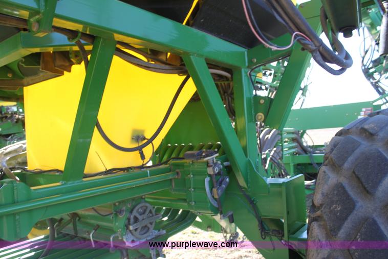 image for item F3460 2004 John Deere 1890 air seeder with 1910 cart