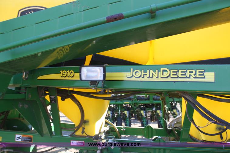 image for item F3460 2004 John Deere 1890 air seeder with 1910 cart