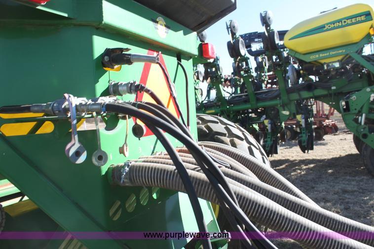 image for item F3460 2004 John Deere 1890 air seeder with 1910 cart