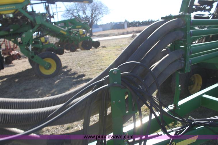 image for item F3460 2004 John Deere 1890 air seeder with 1910 cart