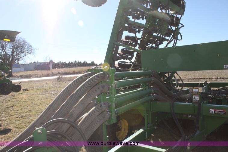 image for item F3460 2004 John Deere 1890 air seeder with 1910 cart