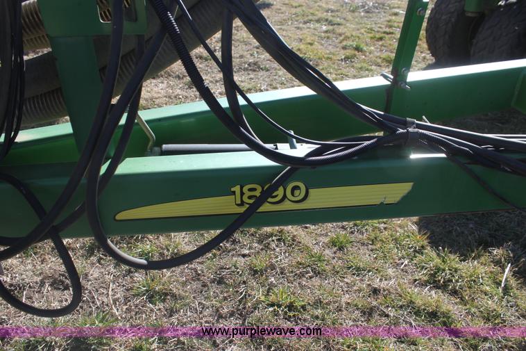 image for item F3460 2004 John Deere 1890 air seeder with 1910 cart