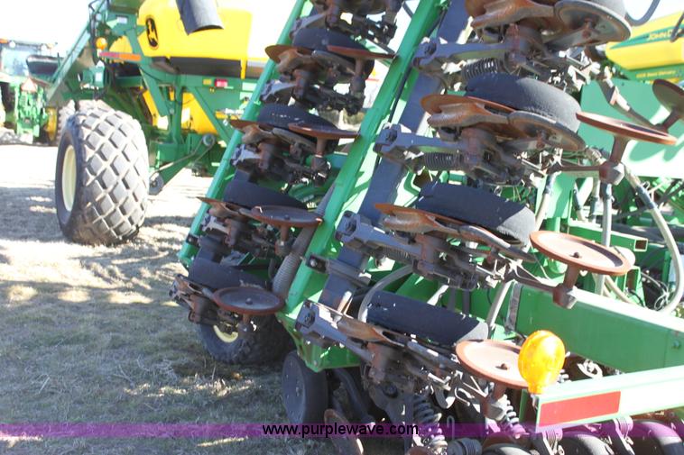 image for item F3460 2004 John Deere 1890 air seeder with 1910 cart
