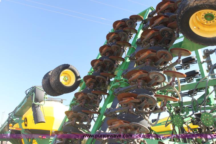 image for item F3460 2004 John Deere 1890 air seeder with 1910 cart