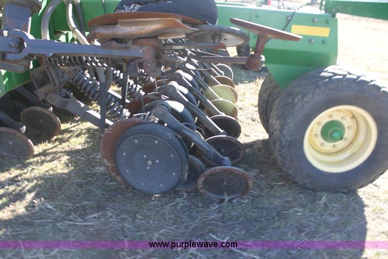 image for item F3460 2004 John Deere 1890 air seeder with 1910 cart