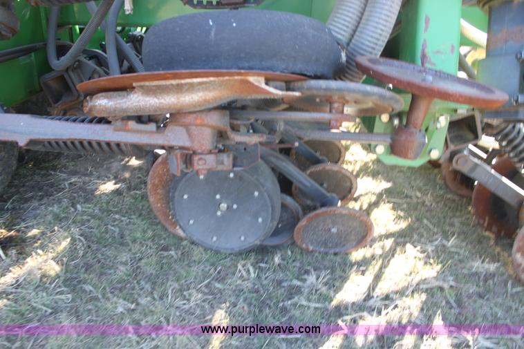 image for item F3460 2004 John Deere 1890 air seeder with 1910 cart