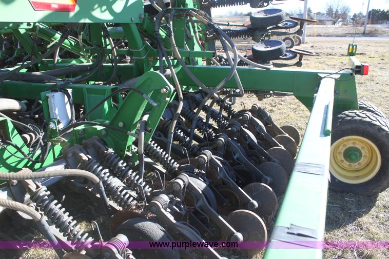image for item F3460 2004 John Deere 1890 air seeder with 1910 cart