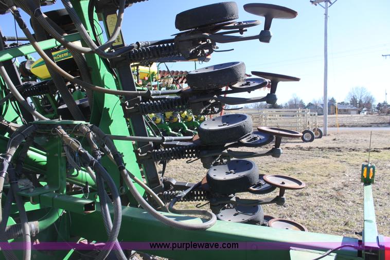 image for item F3460 2004 John Deere 1890 air seeder with 1910 cart