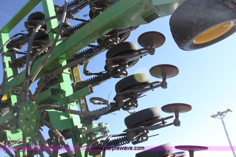 image for item F3460 2004 John Deere 1890 air seeder with 1910 cart