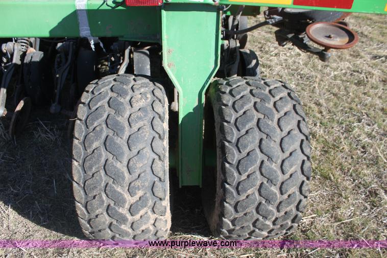 image for item F3460 2004 John Deere 1890 air seeder with 1910 cart