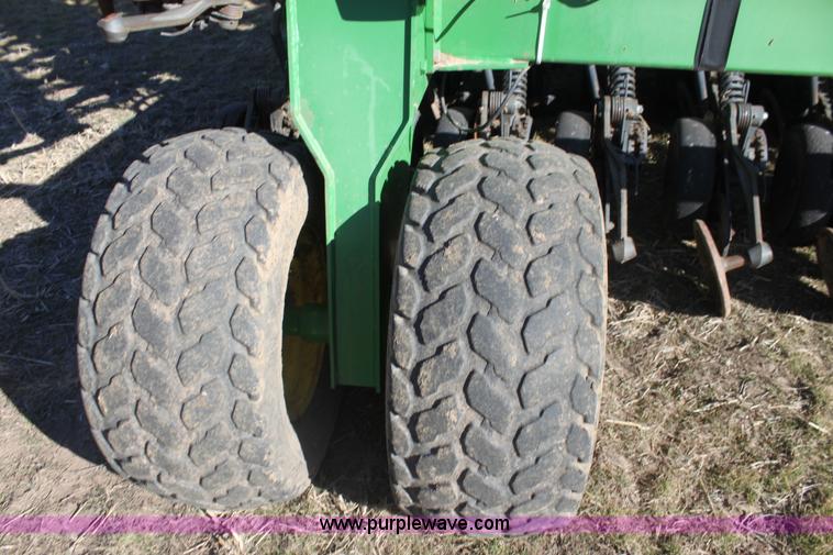 image for item F3460 2004 John Deere 1890 air seeder with 1910 cart