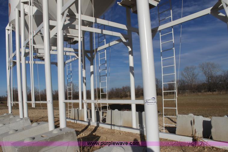 image for item F3463 2013 HMI 30 ton overhead grain bin