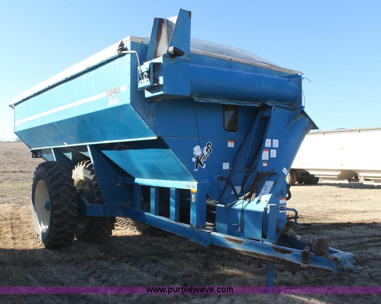 image for item F3467 Kinze 1040 row crop grain cart