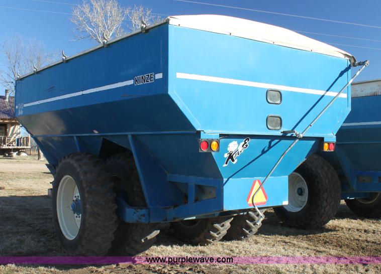 image for item F3467 Kinze 1040 row crop grain cart