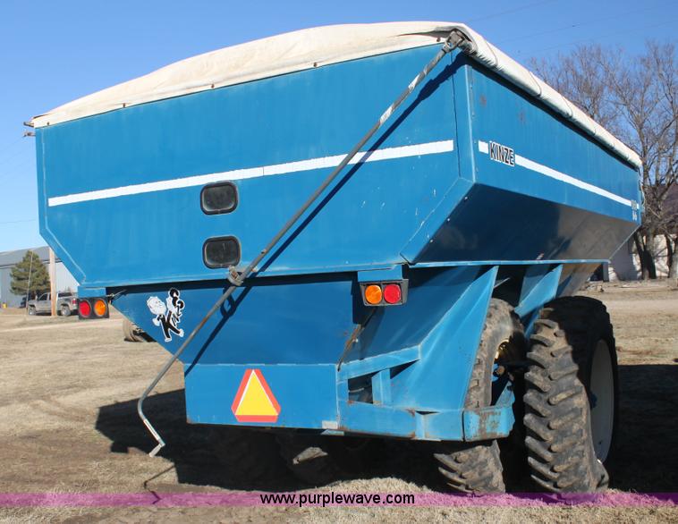 image for item F3467 Kinze 1040 row crop grain cart