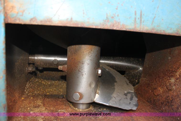 image for item F3467 Kinze 1040 row crop grain cart