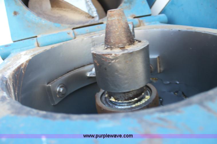 image for item F3467 Kinze 1040 row crop grain cart