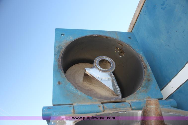 image for item F3467 Kinze 1040 row crop grain cart