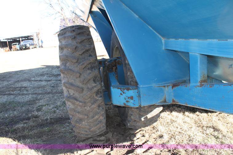 image for item F3467 Kinze 1040 row crop grain cart