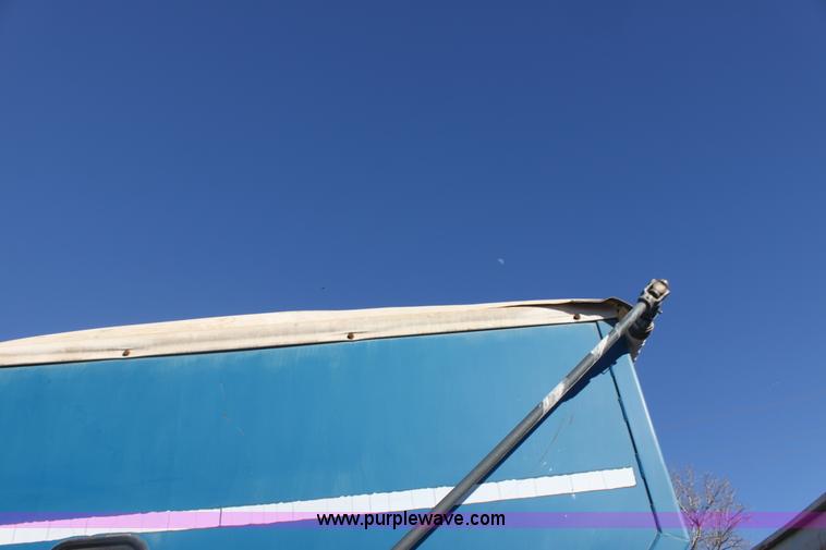 image for item F3467 Kinze 1040 row crop grain cart