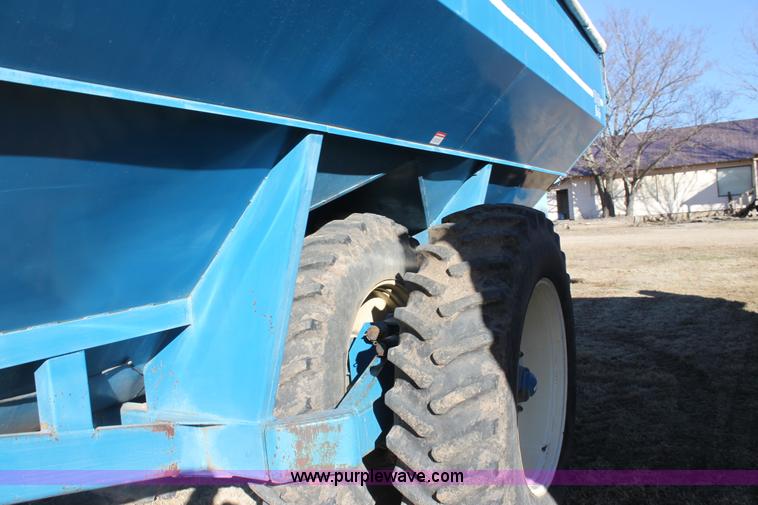 image for item F3467 Kinze 1040 row crop grain cart