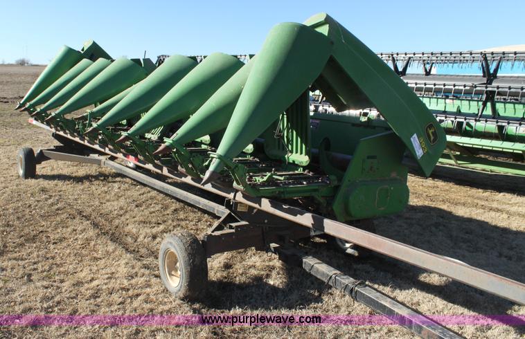 image for item F3472 2003 John Deere 893 corn head