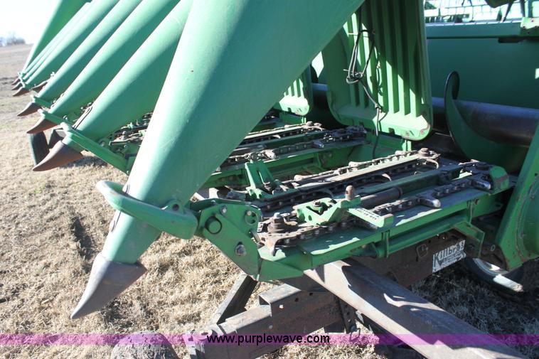 image for item F3472 2003 John Deere 893 corn head