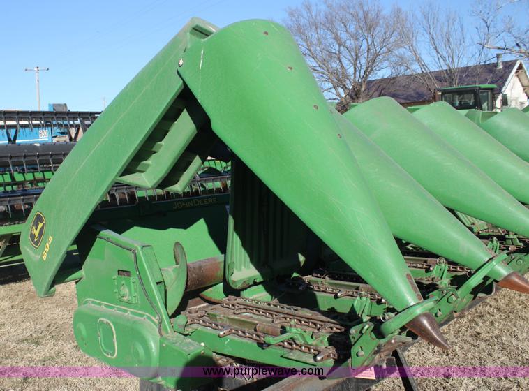 image for item F3472 2003 John Deere 893 corn head