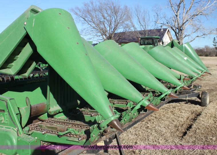 image for item F3472 2003 John Deere 893 corn head