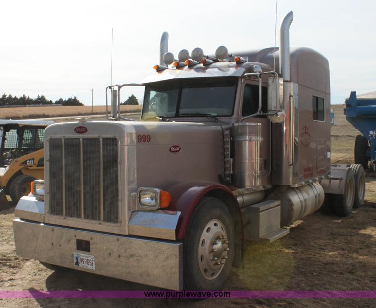 image for item F3475 2005 Peterbilt 379 semi truck