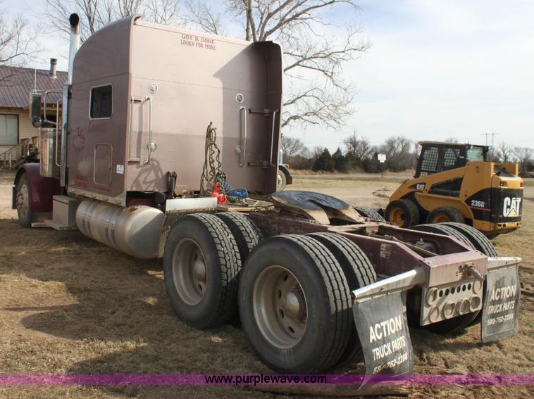 image for item F3475 2005 Peterbilt 379 semi truck