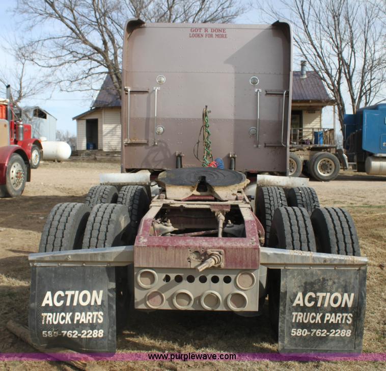 image for item F3475 2005 Peterbilt 379 semi truck