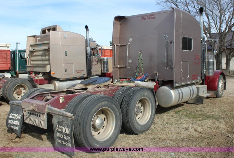 image for item F3475 2005 Peterbilt 379 semi truck