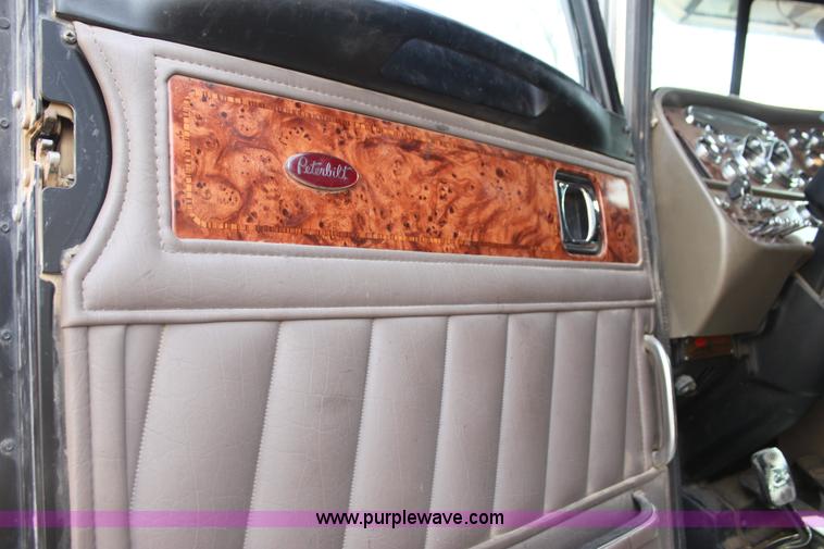 image for item F3475 2005 Peterbilt 379 semi truck