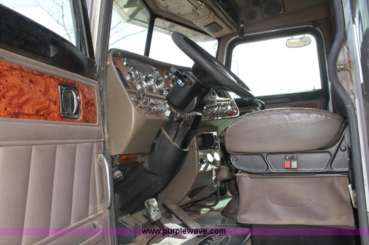 image for item F3475 2005 Peterbilt 379 semi truck