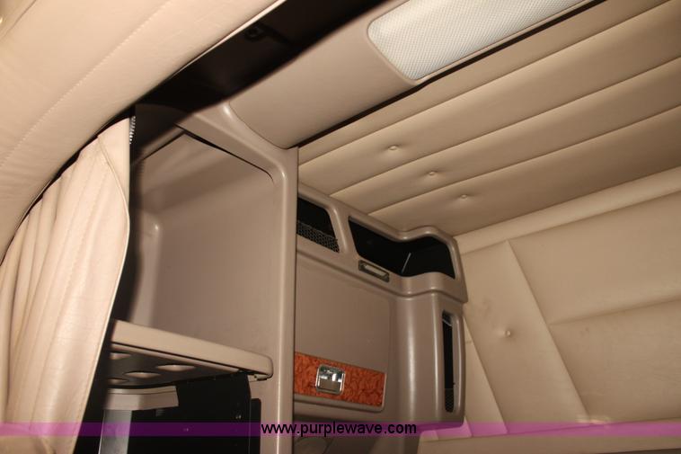 image for item F3475 2005 Peterbilt 379 semi truck